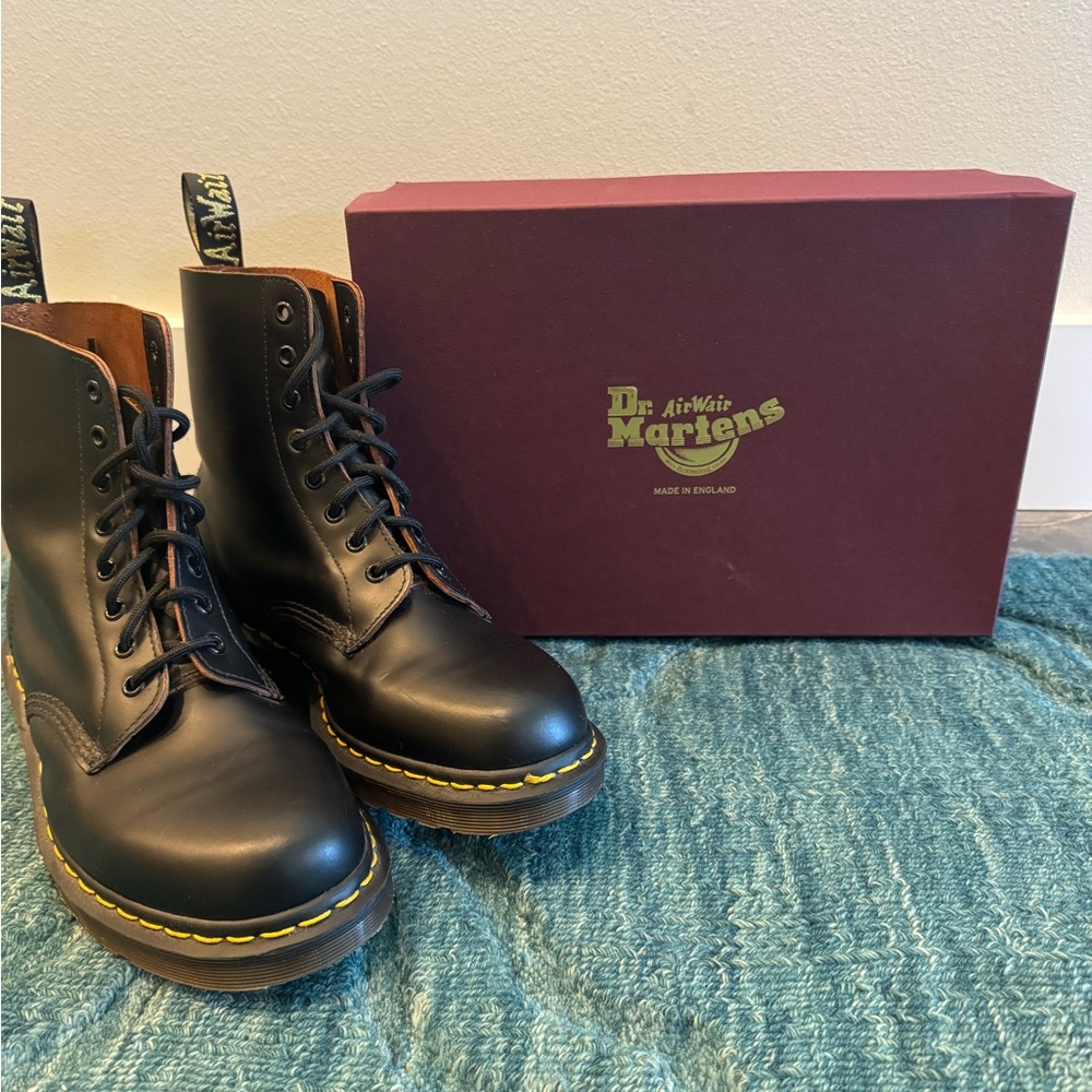 New!! Made in England Dr. Martens 1460 Leather Boots